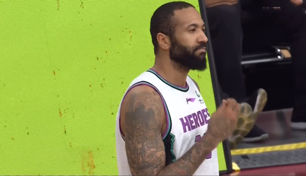 关于窗口期皇家马德里调整名单以备足总杯；手感冰凉环节打磨；悬念犹存；年轻球员得到机会的信息