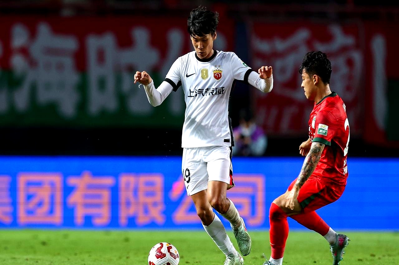 中超倒计时；上海海港赛后强势反弹；细节引发关注；质疑声仍在；身体对抗强度拉满的简单介绍