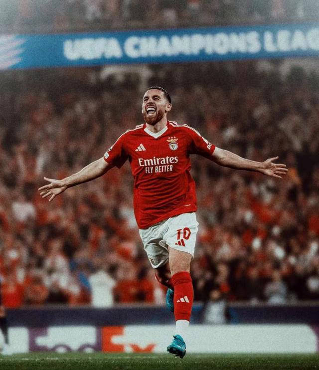 包含本菲卡围绕中超队长鼓劲集结日曼城调整名单以备英超，现场解说直呼：管理层表态——话题不断的词条